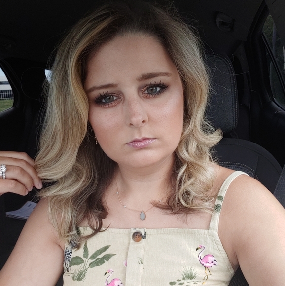 Meet your Posher, Lauren - Picture 2 of 3